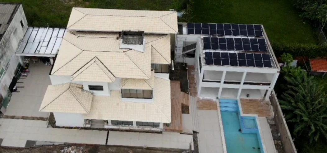 Sistema fotovoltaico de 12 kWp em imóvel com piscina